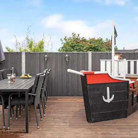 Four-bedroom In Hébergement de vacances Haderslev