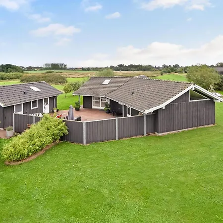 Four-bedroom In Hébergement de vacances Haderslev
