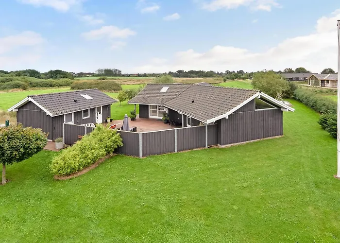 Four-bedroom In Hébergement de vacances Haderslev